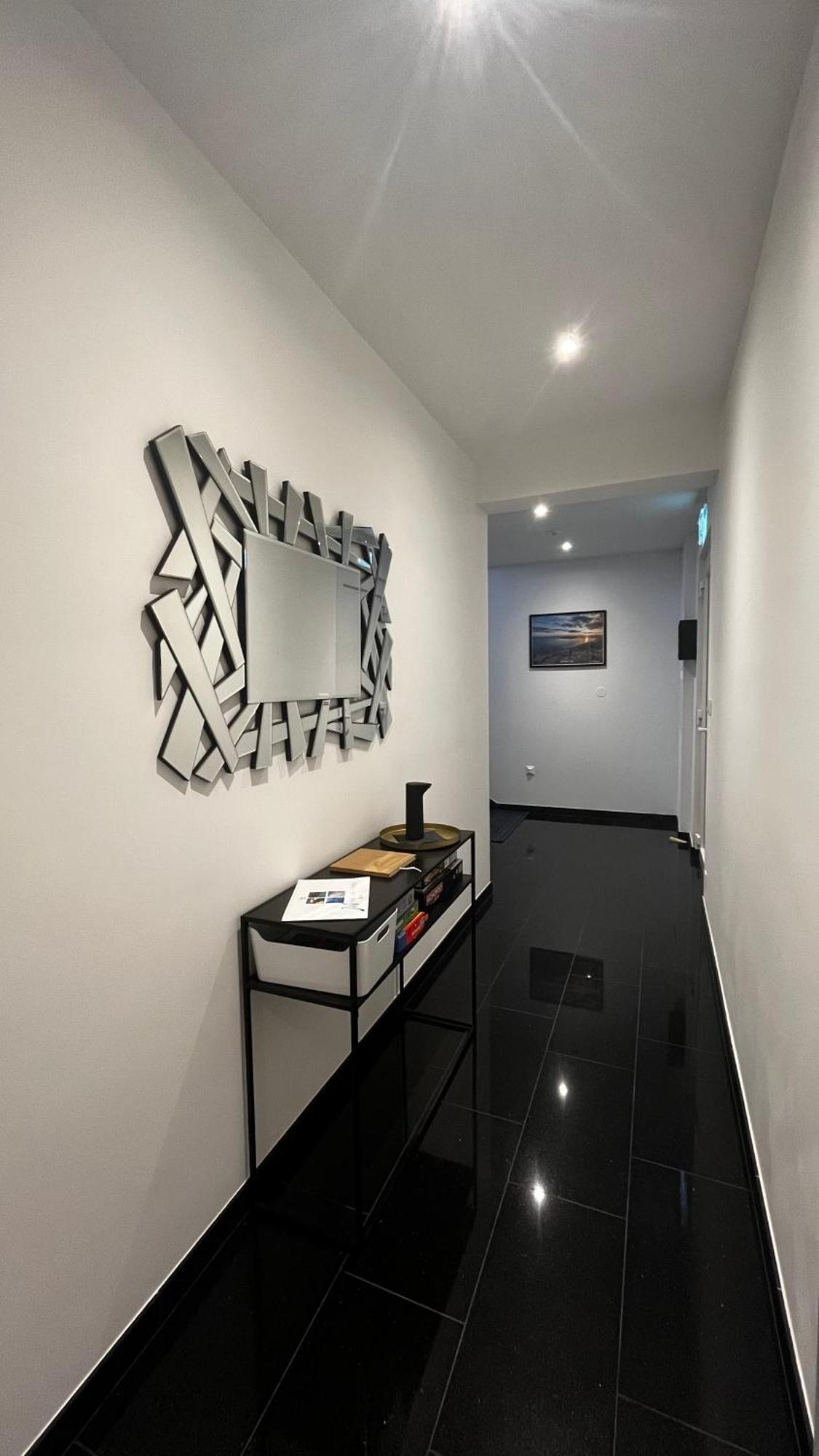 Sunshine House With Free Parking Apartment *