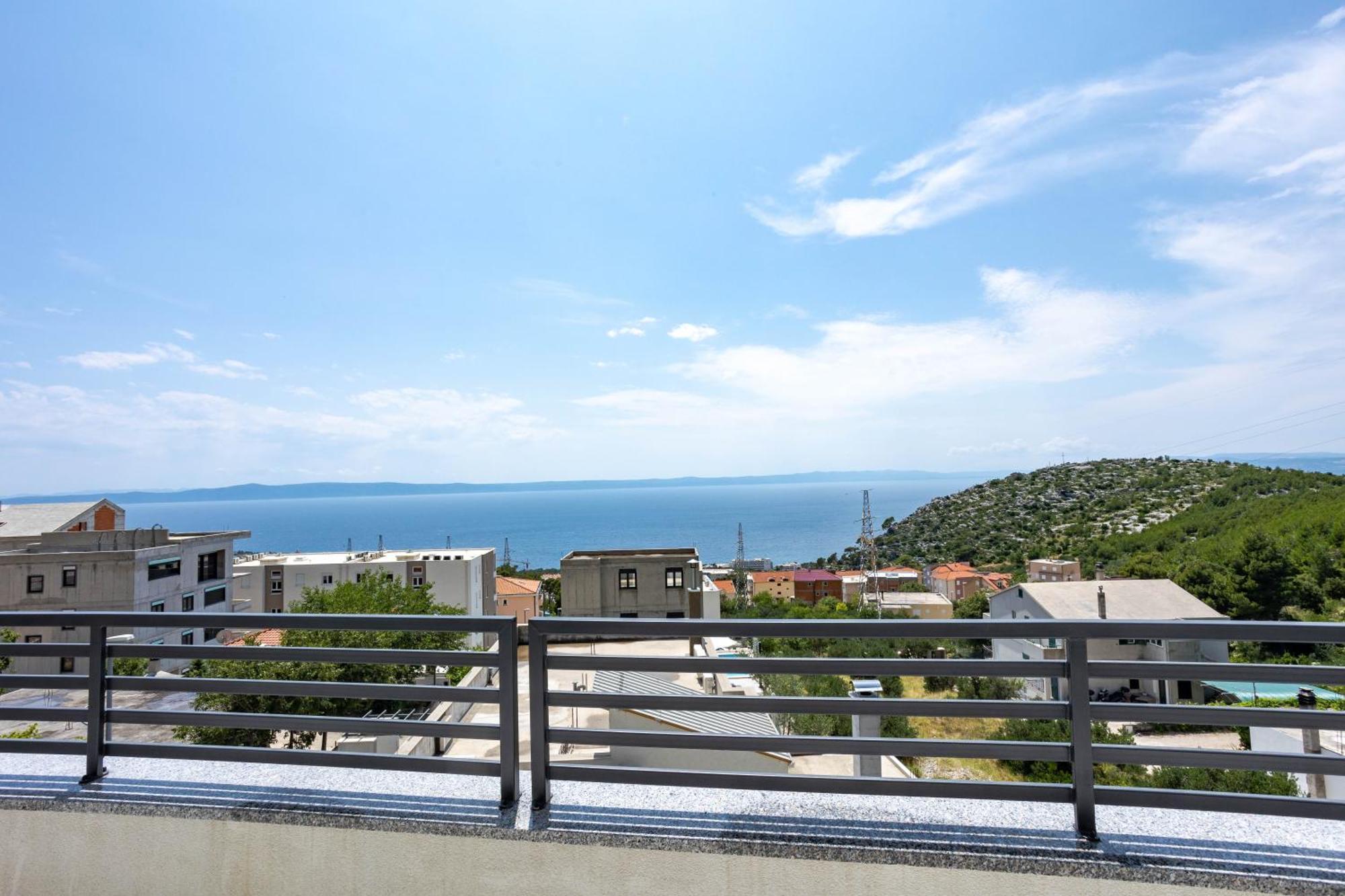 Sunshine House With Free Parking *