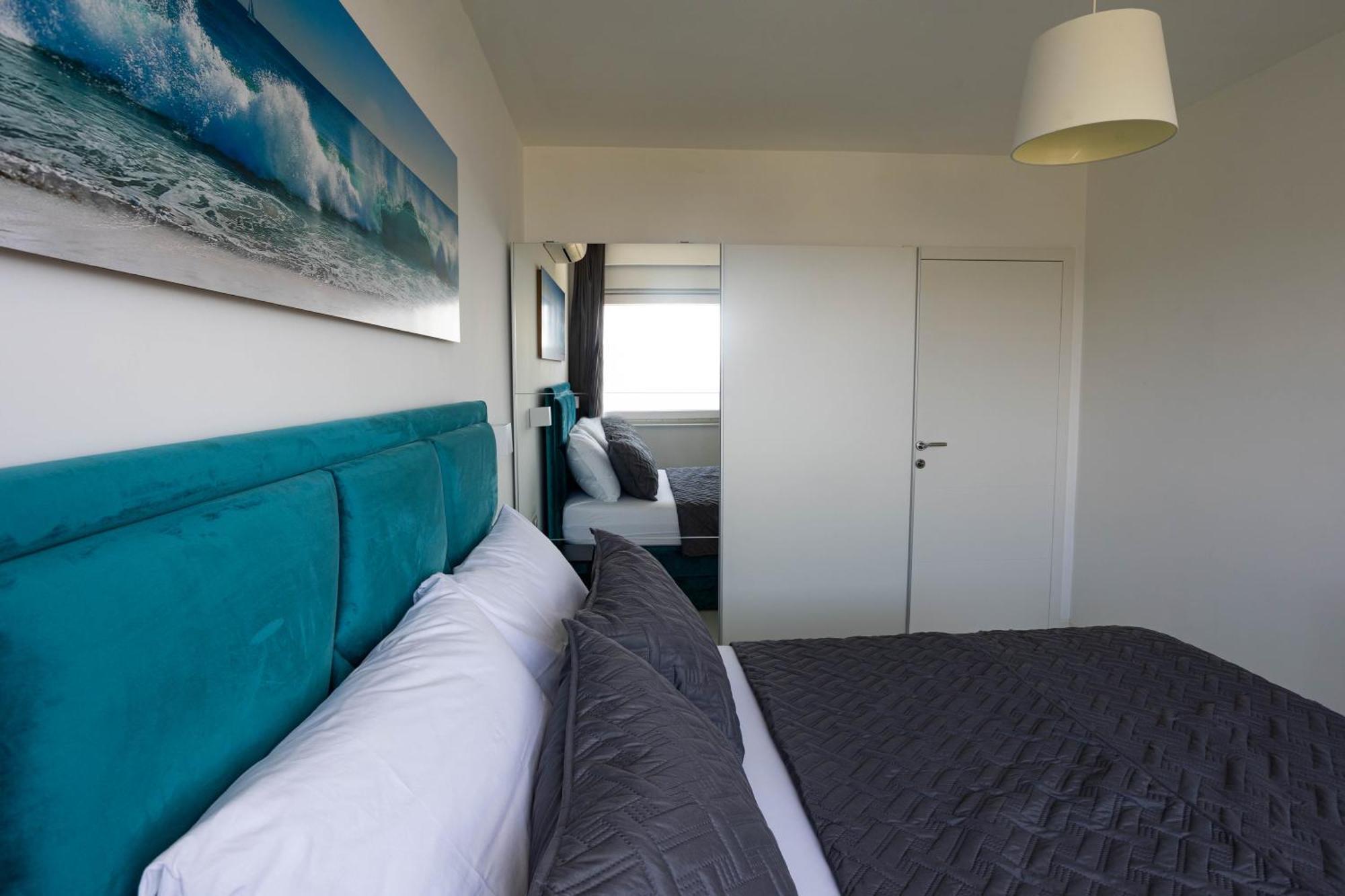 Sunshine House With Free Parking *