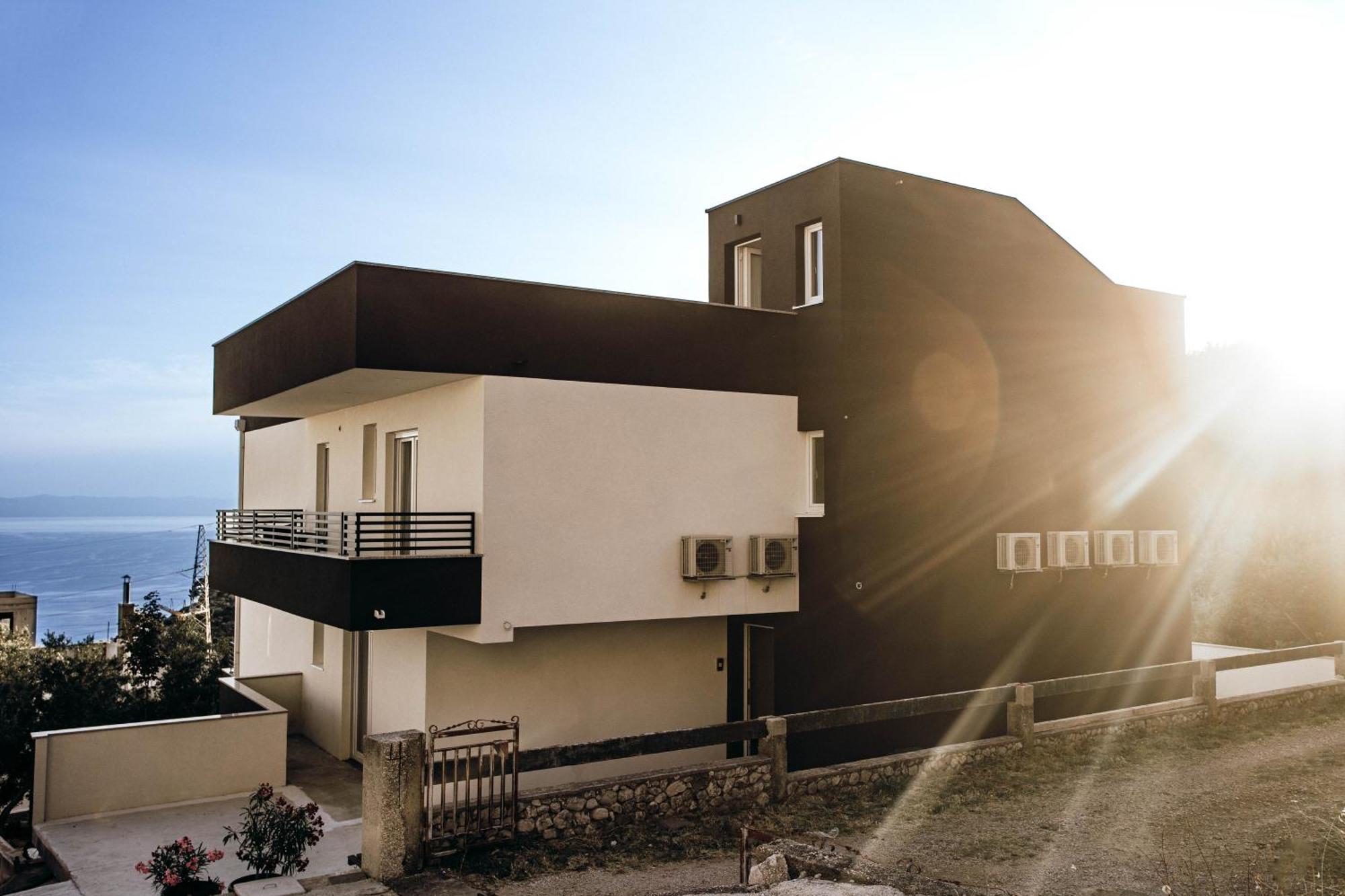 Sunshine House With Free Parking